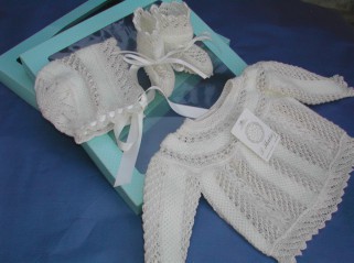 Conjunto para bebé compuesto por capota, chaqueta y patucos
