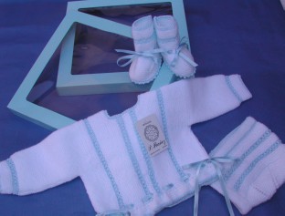 Conjunto para recién nacido hecho a mano