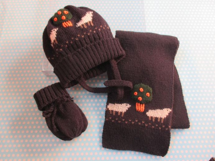 Conjunto de gorro bufanda y manoplas hecho a mano