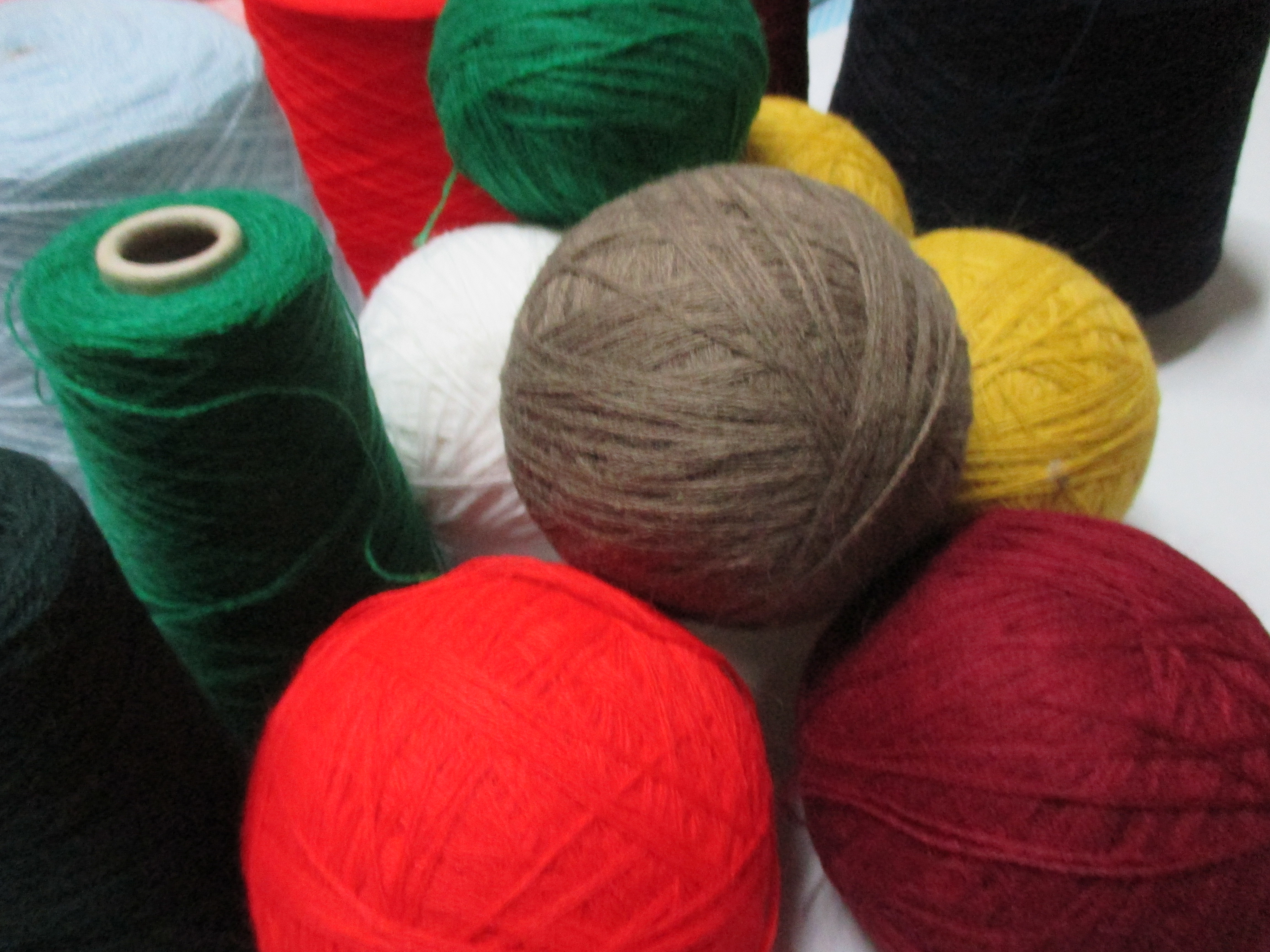 Ovillos de lana de distintos colores